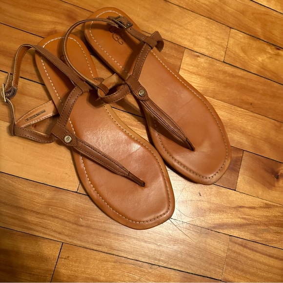 UGG Madeena Sandals - Picture 1 of 3